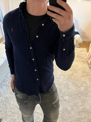 Ralph Lauren skjorta slim fit  - Ralph Lauren | Mycket bra skick | Size - S | Pris 449 | Hör av dig vid minsta fråga eller fundering📩