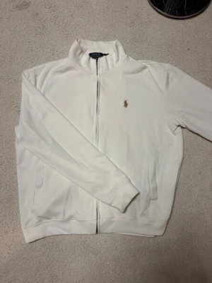Polo tröja  - Passar M, runt 175-180 cm. Kommer med sin tag, skriv vid någon fundering👌