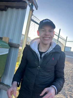 Svart keps med vit BNS-logga - Säljer en svart keps med böjd skärm och vit BNS-logga framtill. Klassisk modell med justerbar rem bak för perfekt passform. Passar dig som gillar enkel och stilren streetwear.