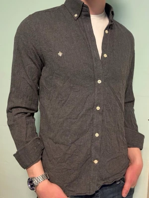 Grå Morris skjorta – S 37/38 - Säljer denna stilrena och snygga gråa Morris skjortan. Skjortan är i  mycket bra skick och storleken är S, 37/38. Har du några frågor? Tveka inte att höra av dig. Allt gott från Deluxe garderoben ⭐️  