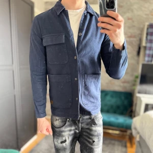 Overshirt - Mycket bra skick, inga defekter! Passar dig som är mellan 170-180cm ungefär. Modellen är 185 cm, 75kg. Passar bra nu till våren! Skriv för mer information!🤝
