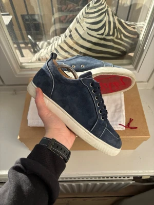 Christian Louboutin  - Louboutin 💙size 39 (passar 40. Skick 9/10 allt og medföljer. Äkta 🤩🔥