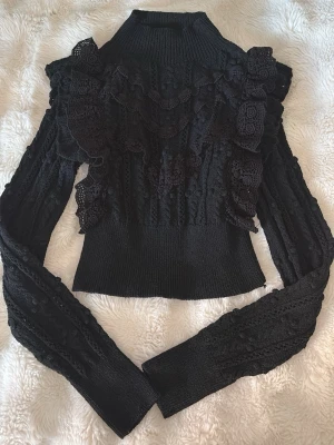 Svart polotopp med spets och volang - Säljer en tröja från Zara. Storlek S. Super sött.☺️ 