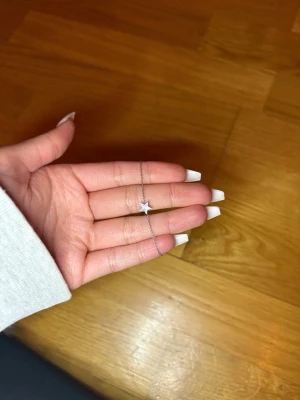 Edblad stjärna armband - ”Sirius Bracelet Silver” Diameter 7 mm, armbandets justerbara längd 15,5-18,5 cm Blankt rostfritt stål Nickelsäkert Vattentålig. Artikelnummer: 124405