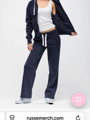 Marin blå hoodzip  - Mörkblå hoodzip från Russmerch.  Hoodien är i ett bra skick och  tillverkad  i mjukt sweatshirtmaterial, perfekt för chill dagar. Klassisk look med en småning detalj , vita snören .  (Tvättas innan leverans ) . Har används ett par gånger . Orginal pris över 700kr, säljer för 500kr . ( pris kan diskuteras ) 
