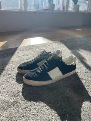 Flycrews - Säljer nu mina flycrews då de dags för något nått, skorna är o 10/10 skick alla nitar finns, finns en liten defekt som man ser på sista bilden på tån, men ingeting man tänker på utan bara reflekterar över på nära håll