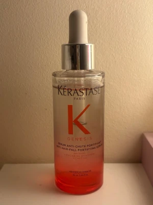Kerastase Genesis serum - Kérastase Genesis serum 90 ml endast använt två gånger, syns på bilden hur mycket som är kvar ❤️ nypris är 690 kr