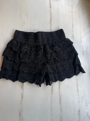 Svarta spets shorts - Svarta spets shorts som är stretchiga i midjan och passar xs-m