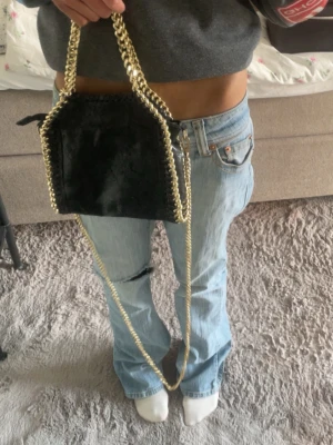 Svart Stella McCartney aktig handväska - Snygg svart väska med gulddetaljer som är Stella McCartney liknande köpt i Italien