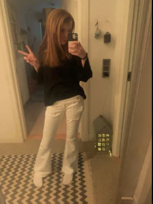 Jeans - Säljer ett par vita bootcut jeans från Gina. Endast andvända en gång!❤️