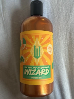 Lush Wizard Shower Gel 500g - The Wize and Magnificent Wizard shower gel från Lush i en stor 500g flaska. Oanvänd och öppnad EN GÅNG för att dofta på den.