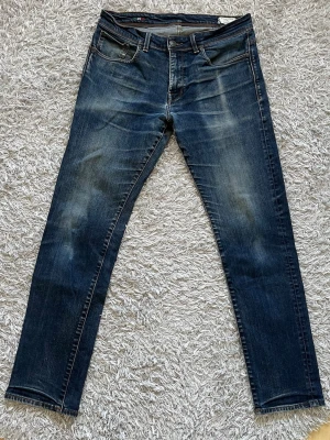 Jeans med fades  - Säljer ett par riktigt scyssta jeans med fades! | Mycket fint skick! | Straight fit i storlek 32/32, mått finns! | Ställ gärna frågor innan du köper!