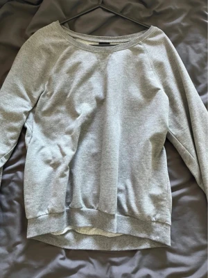 Grå långärmad tröja  - Grå tröja storlek S från vinted men märket är Gina tricot. Mycket bra skick 