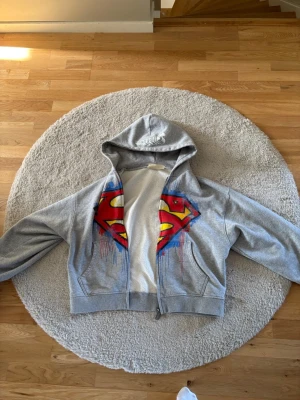 Youngla Hoddie  - Säljer en Youngla Superman hoddie i storlek S sick 10/10 påse ingår även.