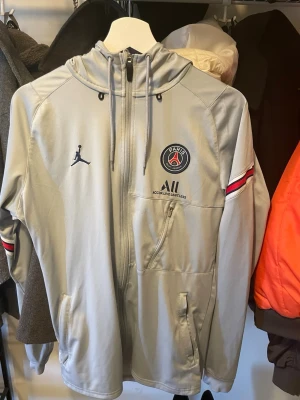 PSG träningströja  - Säljer en skön och stilren Psg tröja, använd ett fåtal gånger. 