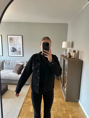 Svart jeansjacka från Levi's - Snygg svart nästan lite stentvättad jeansjacka från Levis . Jackan har en rak passform. Storlek S. Använd ett fåtal gånger 