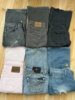 Lågmidjade bootcut jeans  - Säljer Lågmidjade bootcut jeans från märken som Guess, True Religion, Miss Me etc. Allt är lågmidjat och bootcut, två par har hål/revor på sig. Storlek och skick skiljer sig åt, skriv för fler bilder!! 🤍Säljer från 200 och uppåt!