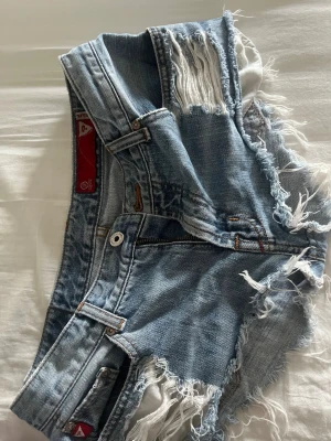 Ljusblå fransiga jeansshorts - Snygga jeans short från guess passar nog S men skriv om mått eller så, bra skick och snygga inför sommaren, säljer vid bra pris!!🥰🥰