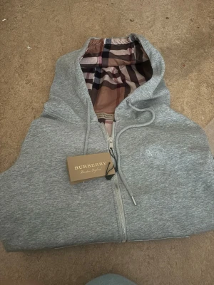 Grå zip hoodie från Burberry - Burberry Tröja bra skick jätte fin för sommaren och pris kan diskuteras 