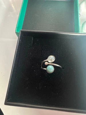 Så söt silvering från Dami & Tolo köpt i Rom, ringen är justerbar med pärlor - Såå söt silvering from Dami & Tolo som är justerbar med små pärl detaljer på. Ringen är helt i nyskick och köpt i Rom. 