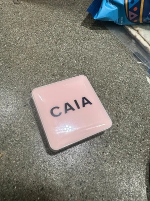 CAIA Blush - Hot Toast - Snyggt blush från CAIA i färgen - Hot Toast. Blushen har en varm, rosabrun nyans och en pressad, cirkelformad design. Perfekt för att ge kinderna en fräsch och naturlig färg. Dosan är smidig att ta med i väskan.