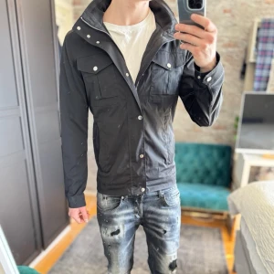J.lindeberg field jacket - Bailey. Mycket bra skick, inga defekter! Passar dig som är mellan 175-185 ungefär. Modellen är 185 cm, 75kg. Passar bra nu till våren! Skriv för mer information!🤝