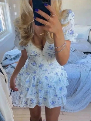 Vit blommig klänning - Helt i nyskick med prislappen kvar säljer då den är för liten på mig. Jag är 167 och brukar ha S så skulle säga att det är en xs. INTE mina två första bilder. 