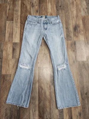 Lågmidjad Hollister jeans  - Jättesnygga lågmidjade bootcut jeans från Hollister!! 🤍