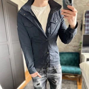 J.lindeberg field jacket - Mycket bra skick, inga defekter! Passar dig som är mellan 170-180cm ungefär. Modellen är 185 cm, 75kg. Passar bra nu till våren! Skriv för mer information!🤝