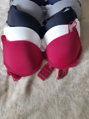  push-up bh - Säljer 5 st push up bhar, aldrig använt då de var för små. Säljer dom som ett fem pak med bhar men de går bra att bara köpa en också.