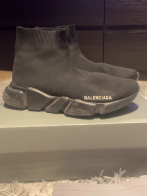 Svarta skor - Högra skon på sulan har den öppnat sig lite på kanten men jag har limmat det. Jag tvättar skorna innnan jag skickar dom.