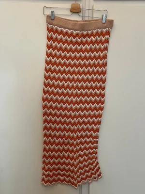 Kjol - Säljer denna super fina kjolen i storlek 40. Endast använd av mig en gång men köpt secondhand. Väldigt bra skick och super skön🤗