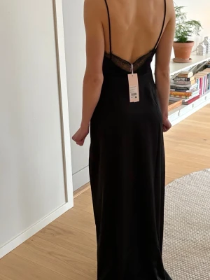 Svart balklänning med prislapp - Säljer denna jättefina balklänningen från bubbleroom som aldrig har används och har lappen kvar.