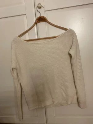 Vit stickad tröja från Even&Odd - Säljer en stilren vit stickad tröja från Even&Odd med bred halsringning och långa ärmar. Tröjan har ribbstickad struktur och är lite One shoulder 