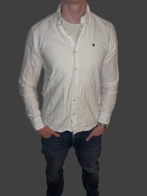 Vit skjorta från Morris - Vit skjorta från Morris i storlek M.  Fint skick till ett bra pris. Nypris: 1995kr. Mitt pris: 349kr. Vid frågor eller funderingar, tveka inte att höra av dig.