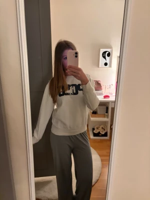 Vit sweatshirt från Polo Ralph Lauren - Vit sweatshirt med mörkblå POLO-tryck framtill från Polo Ralph Lauren. Tröjan har rund halsringning, långa ärmar. Den har en liten (inte synlig) fläck. Jag har inte testat att ta bort den. Säljer för den är för liten. Priset kan diskuteras ❣️