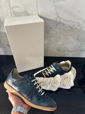 Masion Margiela - Ett par feta masion margiela gats som passar riktigt bra nu till sommaren Köpta på vinted med artikel verifiering Storlek:43 Skick:9/10 Tyvärr är en dustbag borta (men du får en nocco med😉) Skriv vid funderingar😁