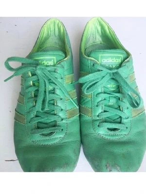 🍒Adidas sneakers🍒 - 🍒SNYGGA SNEAKERS🍒Unika vintage Adidas i en härlig grön färg! Så lätta å sköna. Bra skick invändigt med gel-sula. Slitna fram på tårna… se bilder. Skriv på dm för fler bilder🍒