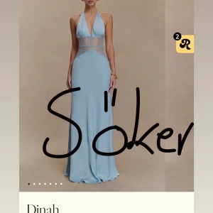 Ljusblå långklänning med spetsdetaljer - SÖKER DENNA fina klänning från meshki i storlek XS eller S helst xs