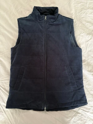 John Henric Väst - John Henric Manchester Väst i mycket fint skick! Perfekt väst nu till våren & sommaren! 