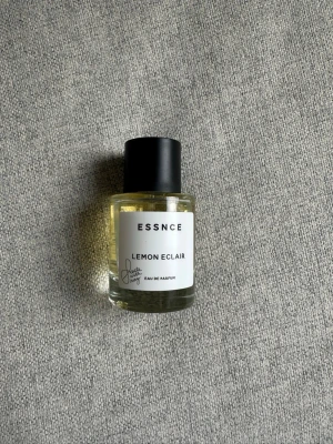 Essnce parfym - Essnce parfym i doften Lemon Eclair, doftar supergott!! (Se beskrivning i sista bild) Men säljer då jag har för många. Var en limited edition med Scents with Naz och finns ej kvar på hemsidan. Endast sprayad några gånger🍰🍋🌸