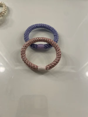 Tofsar  - En rosa och en lilla tofs fina som armband