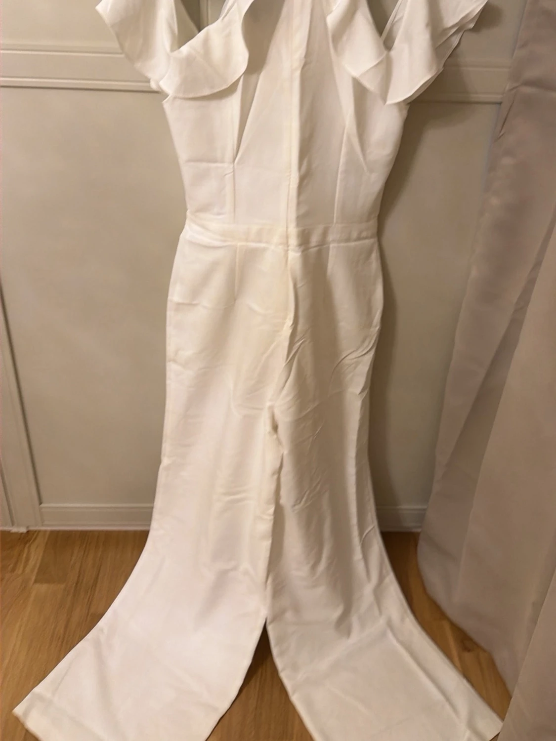 Vit jumpsuit med volangkrage - 2