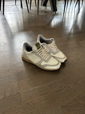 Valentino rockrunners - Snygga vita sneakers från Valentino med beige, grå, ljusblåa detaljer. Skick 7/10. Hör av er vid frågor!