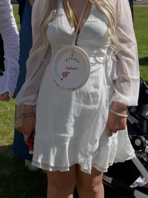 Vit omlottklänning  - Jättefin klänning som passar perfekt till exempelvis studenten! Använd en gång, Nypris 699kr