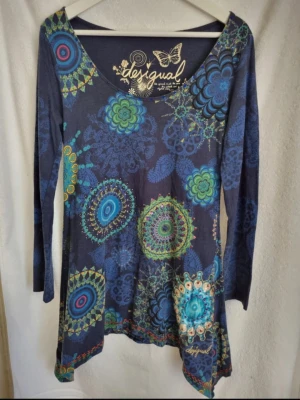 Klänning - Desigual kort mönstrad klänning i storlek L men liten i storleken mer som en M. Begagnat skick men mycket kvar att ge.