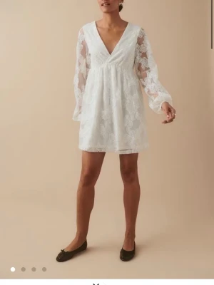 Vit klänning - Säljer min fina klänning från Gina tricot, den är använt fåtal gånger och är i jättebra skick. Slutsåld på hemsidan. Tryck gärna köp nu💗 nypris 799