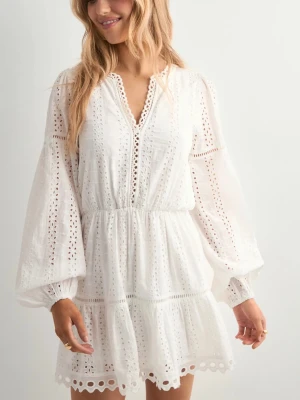 Vit klänning  - Jätte fin vit klänning från Nelly 💕💕 Endast använd en gång! Perfekt till sommaren och massa tillfällen! Skriv vid frågor  🥰 Pris kan diskuteras 