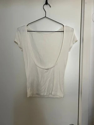 Rygglös topp - Oanvänd topp utan rygg från Gina tricot. Klippt bort lappen i ryggen.