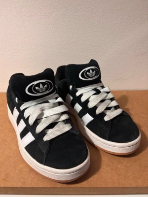 Adidas Campus - Säljer ett par Adidas Campus i mycket fint skick. Endast använda en gång och helt fräscha, utan några tecken på användning.